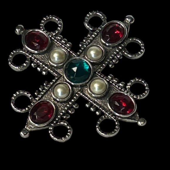 Vintage Silver Tone Brooch with pearls, green,red stones roll over  clasp 3"X3" - Picture 11 of 11
